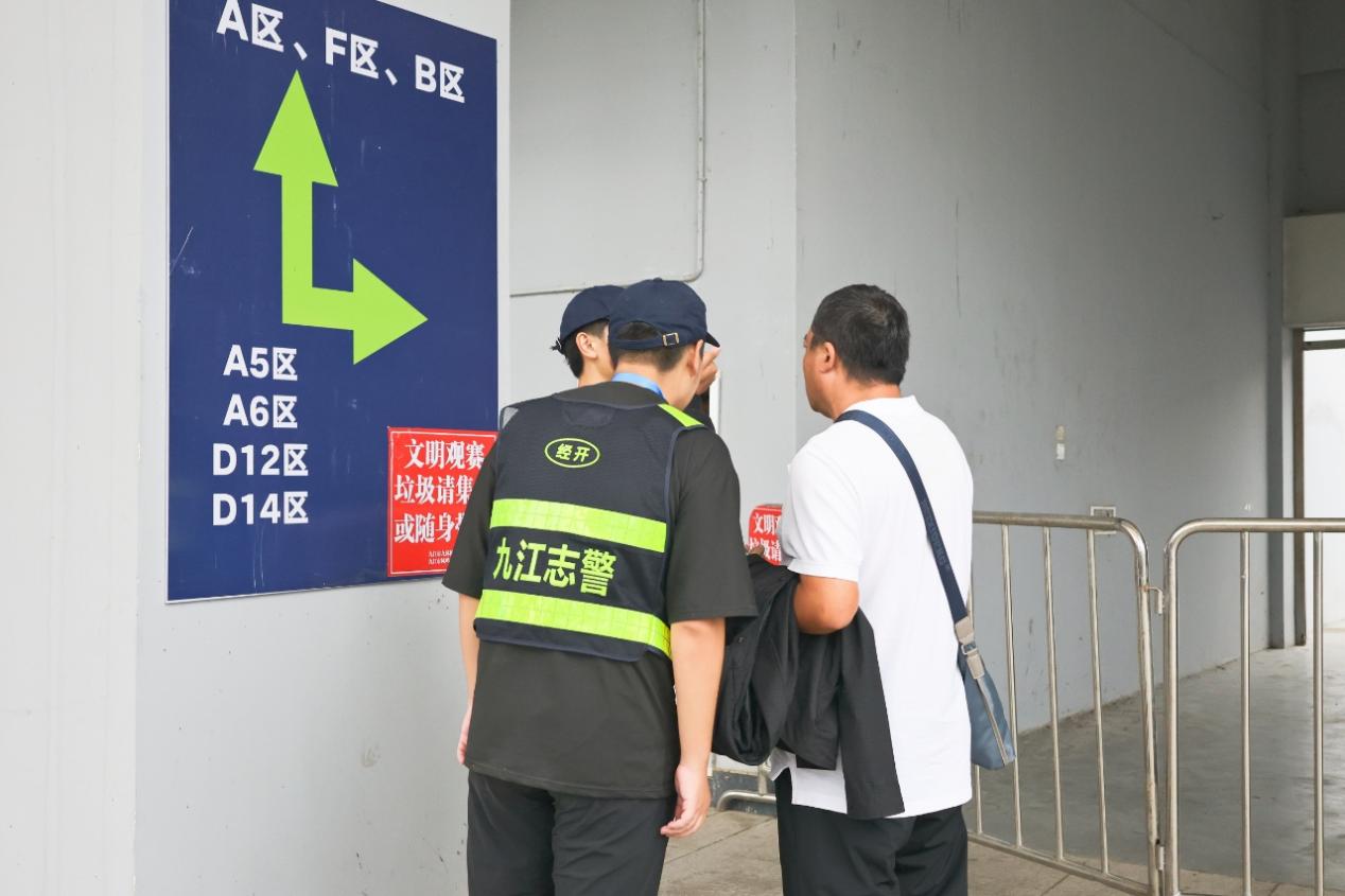 G:/A活动资料（图片视频文章）/20250921 志愿者助力赣超/挑＋文/5.jpg5